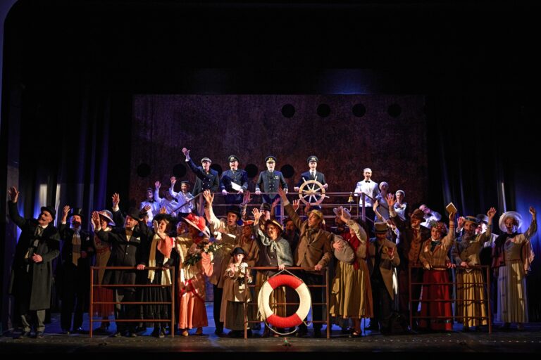 Titanic Ensemble, Massenszene
